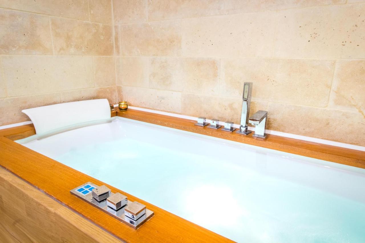 לאון Jacuzzi - La Petite Romantique - Flobnb מראה חיצוני תמונה