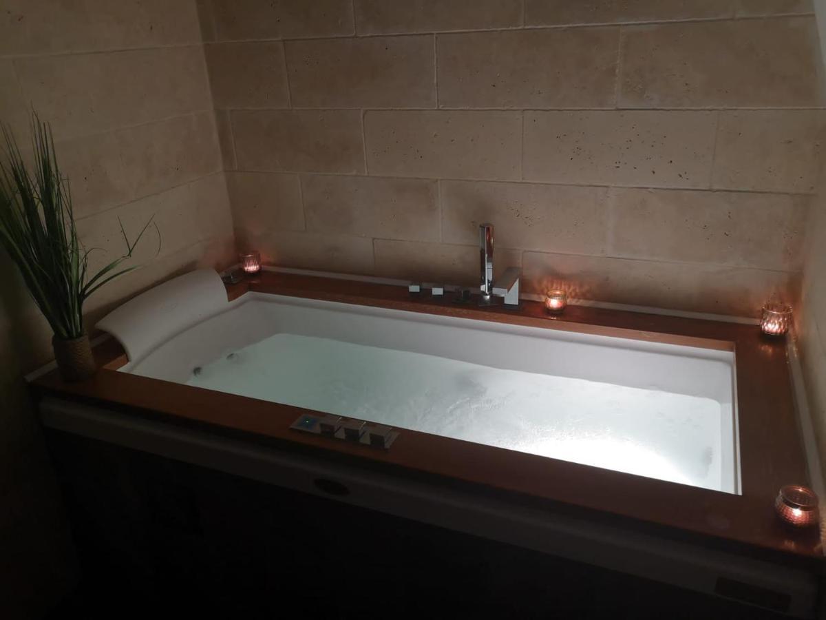 לאון Jacuzzi - La Petite Romantique - Flobnb מראה חיצוני תמונה