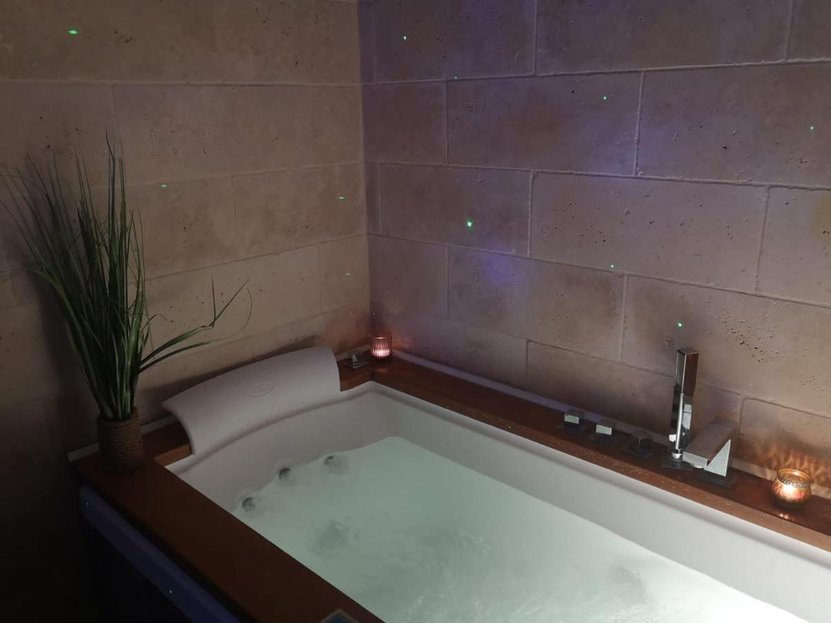 לאון Jacuzzi - La Petite Romantique - Flobnb מראה חיצוני תמונה